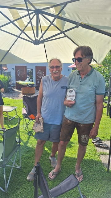 Walter überreicht Fred standesgemäß ein Schild mit "Hochlöblicher Präsident"
